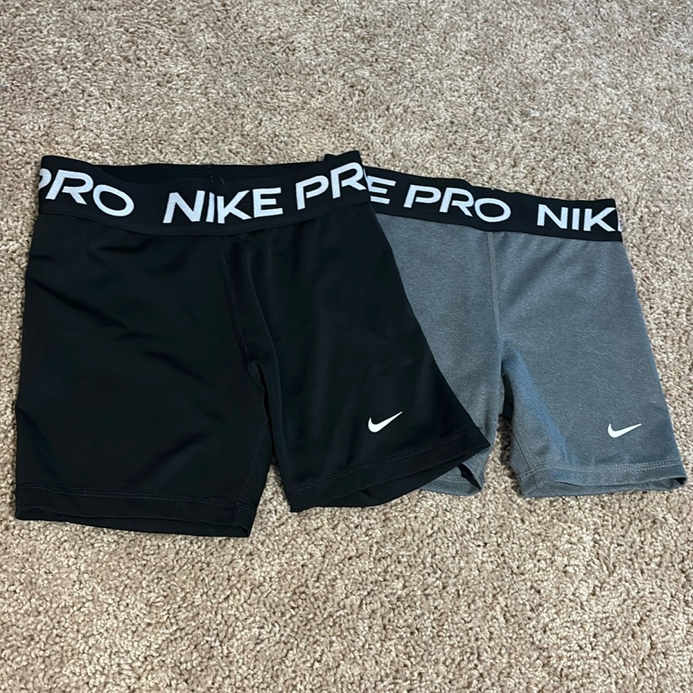 2 pairs nike pros (3.5 inch im pretty sure)